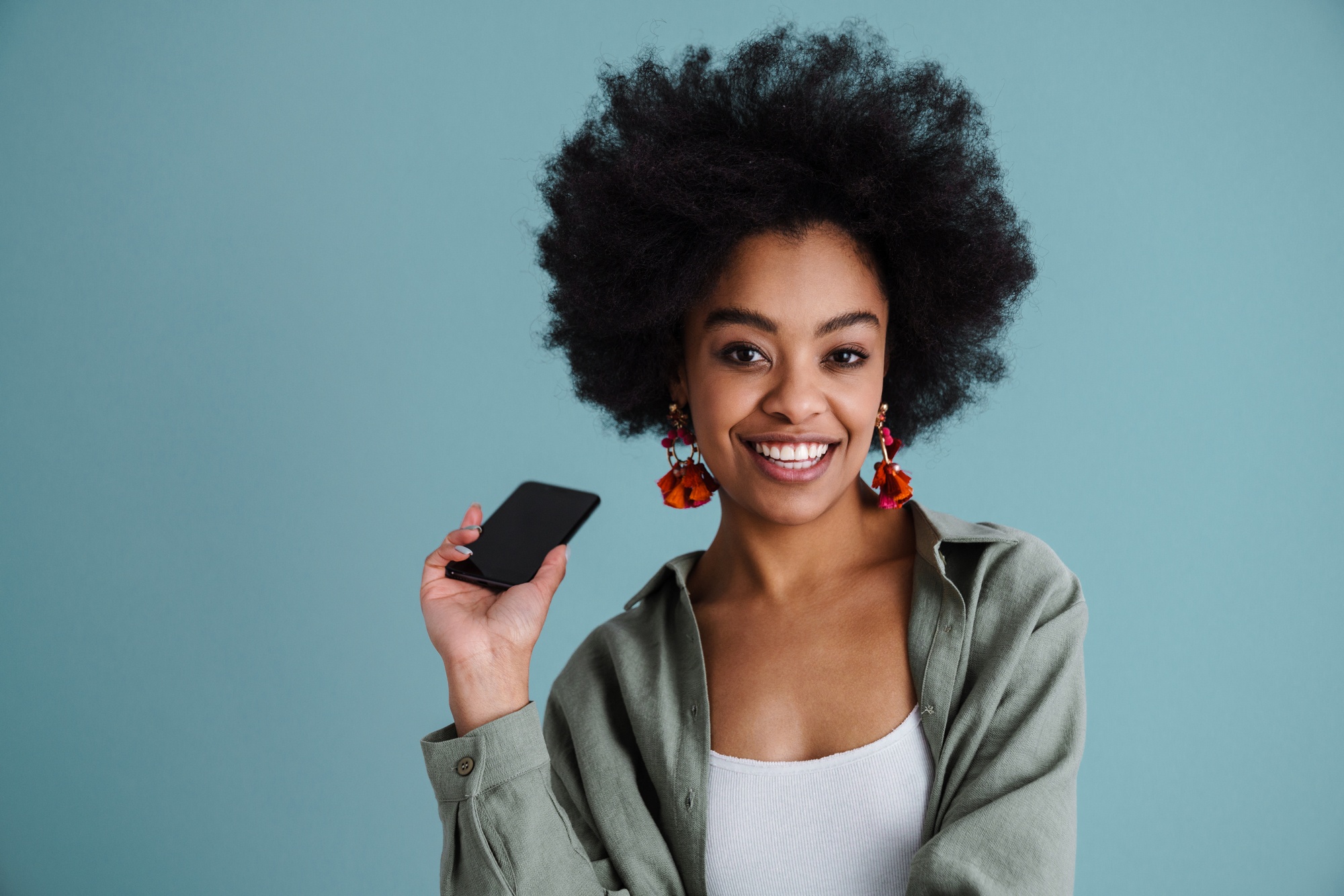 Happy,African,American,Girl,Smiling,While,Posing,With,Mobile,Phone