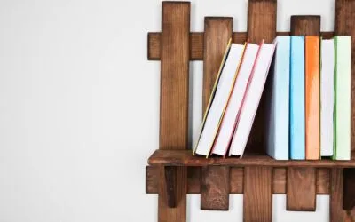 pallet wood used to make a book shelf